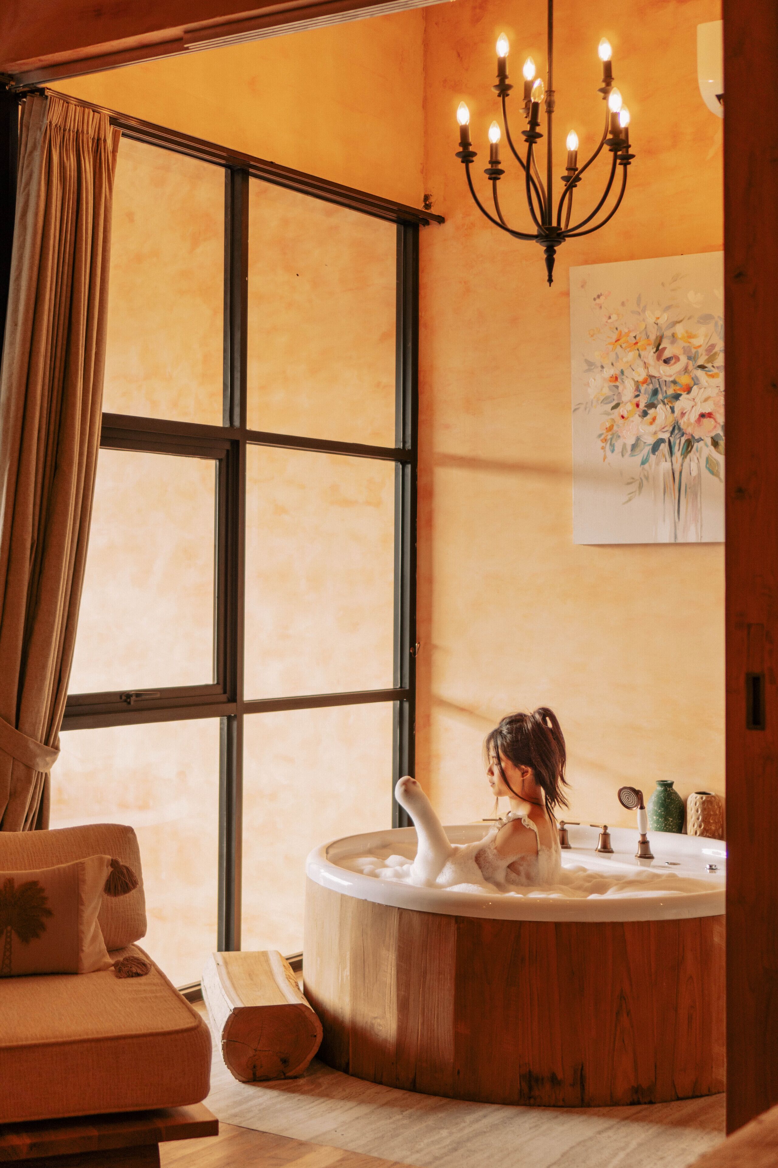 Separate bathtub and shower, hydromassage showerhead, free toiletries