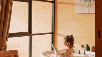 Separate bathtub and shower, hydromassage showerhead, free toiletries