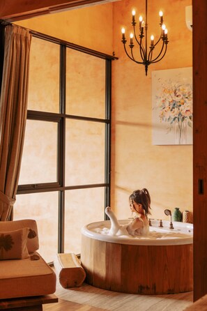Separate bathtub and shower, hydromassage showerhead, free toiletries - Magical Jungle Resort and Spa (Ubud)