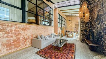 Two Bedroom Private Pool Villa with Valley View | 起居區 | 43-吋智慧型電視、衛星頻道、電視