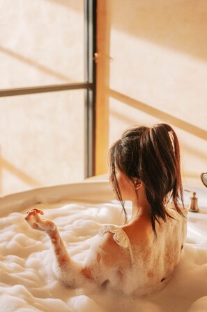 Separate bathtub and shower, hydromassage showerhead, free toiletries