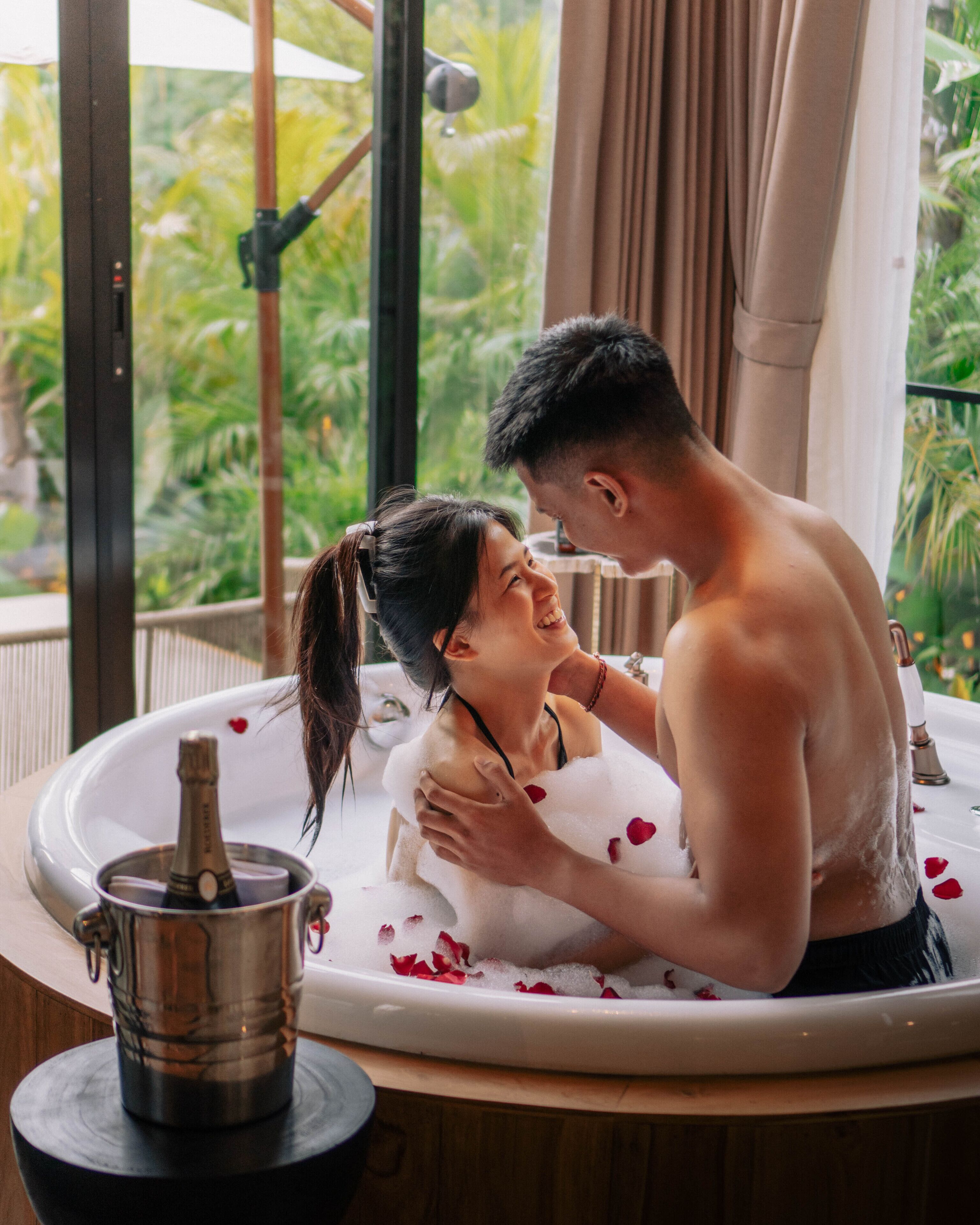 Hydromassage showerhead, free toiletries, hair dryer, bathrobes