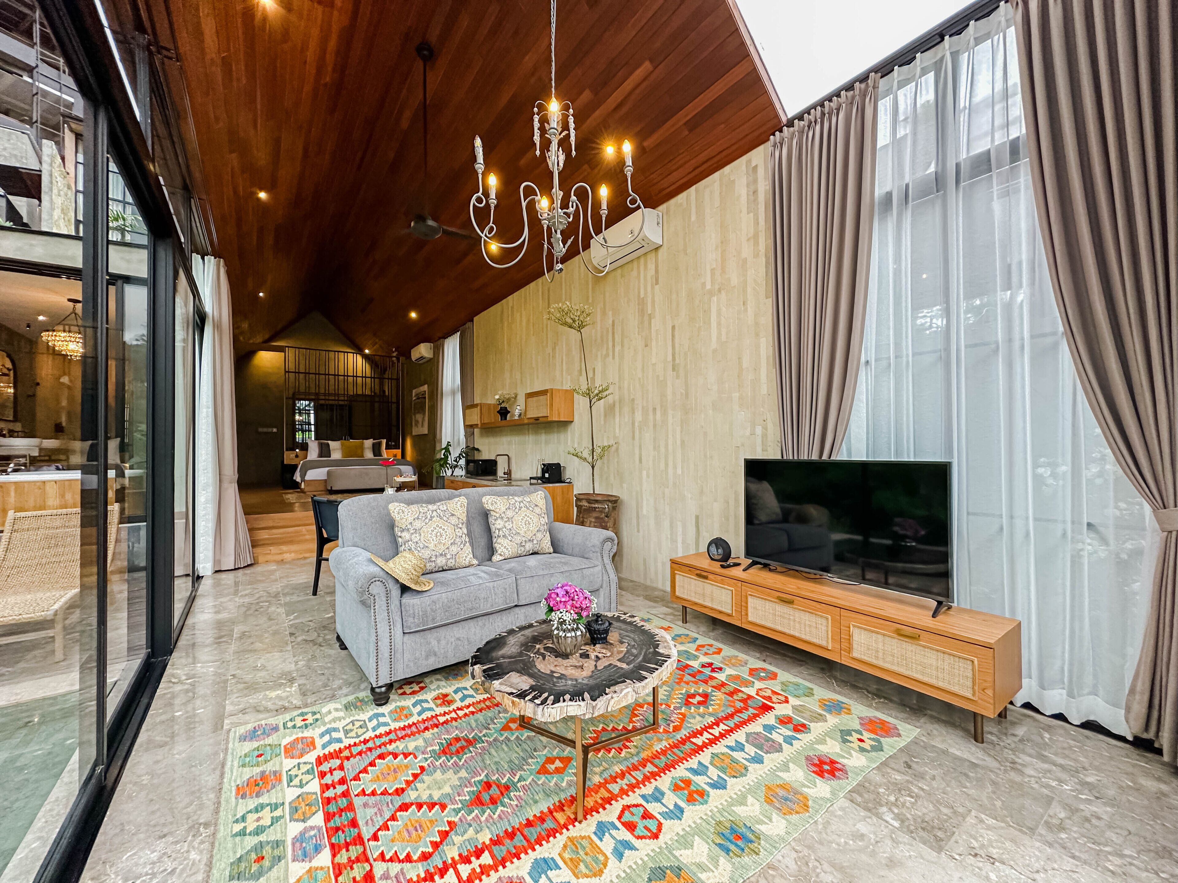 One Bedroom Private Pool Villa with Valley View | 起居区 | 43-英寸智能电视 （配备卫星频道）、电视