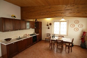 Horno, parrilla de estufa, lavavajillas y comedor 