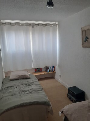 3 chambres, fer et planche Ă repasser