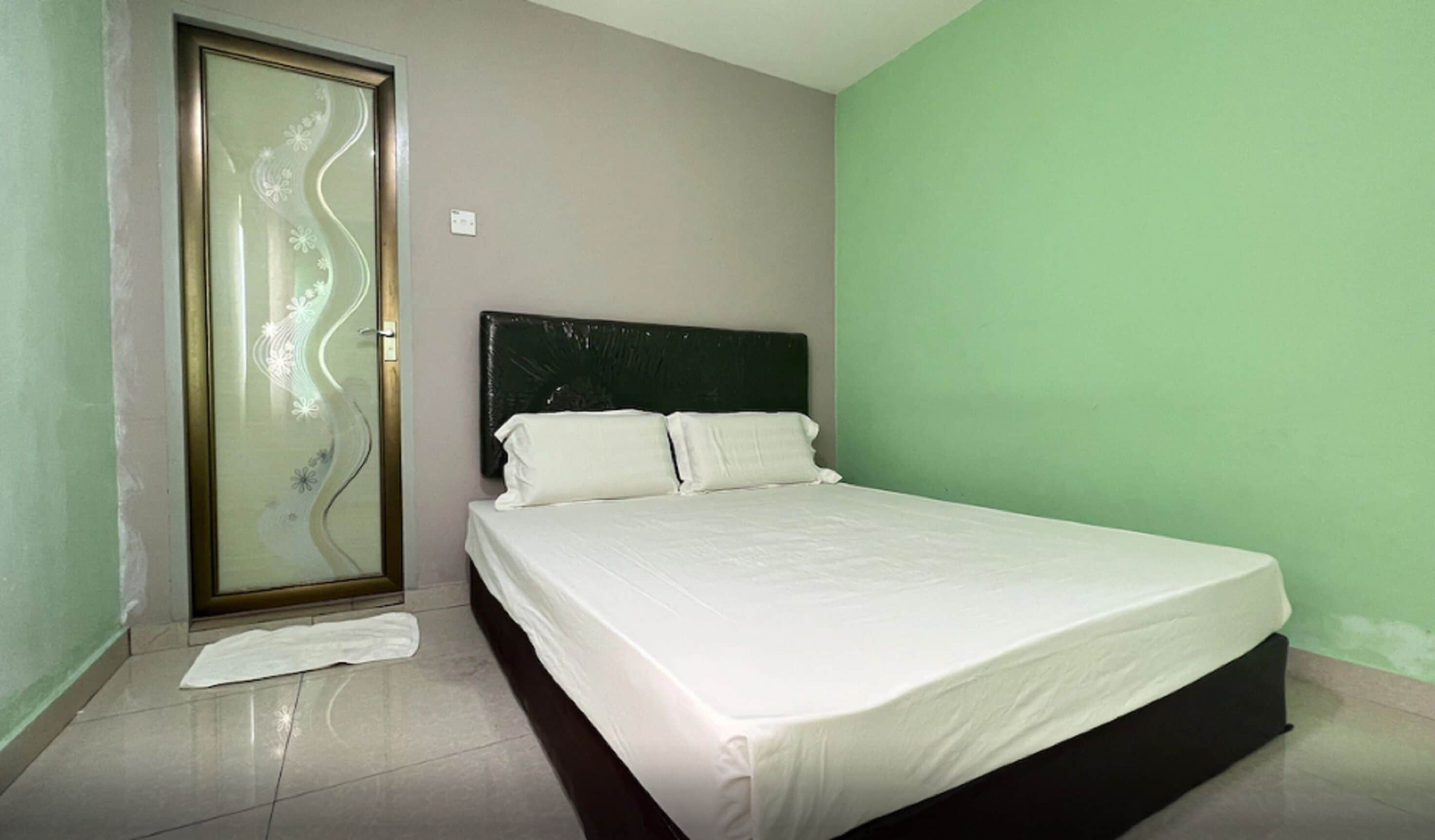 standard double room | bed sheets