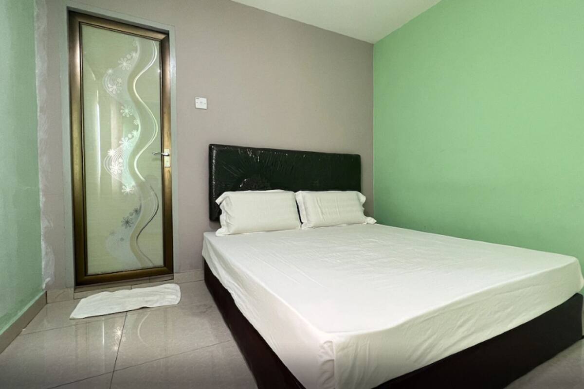 standard double room | bed sheets