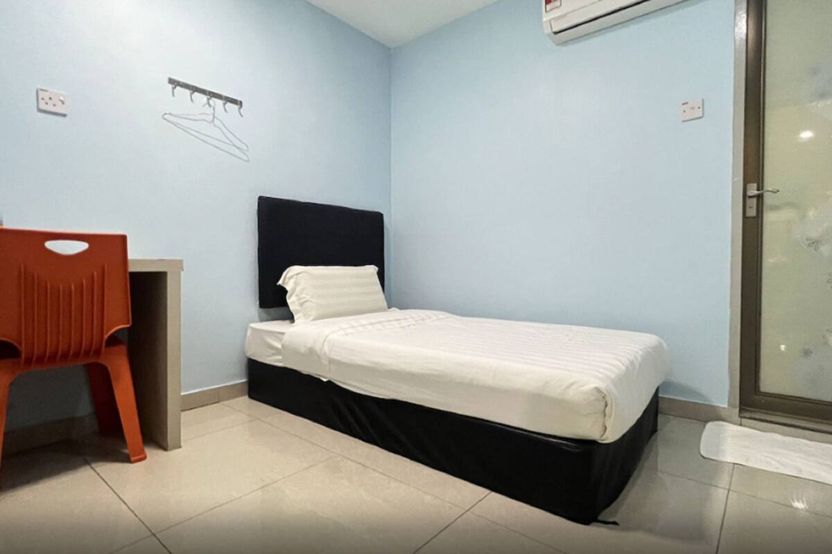 standard single room | bed sheets