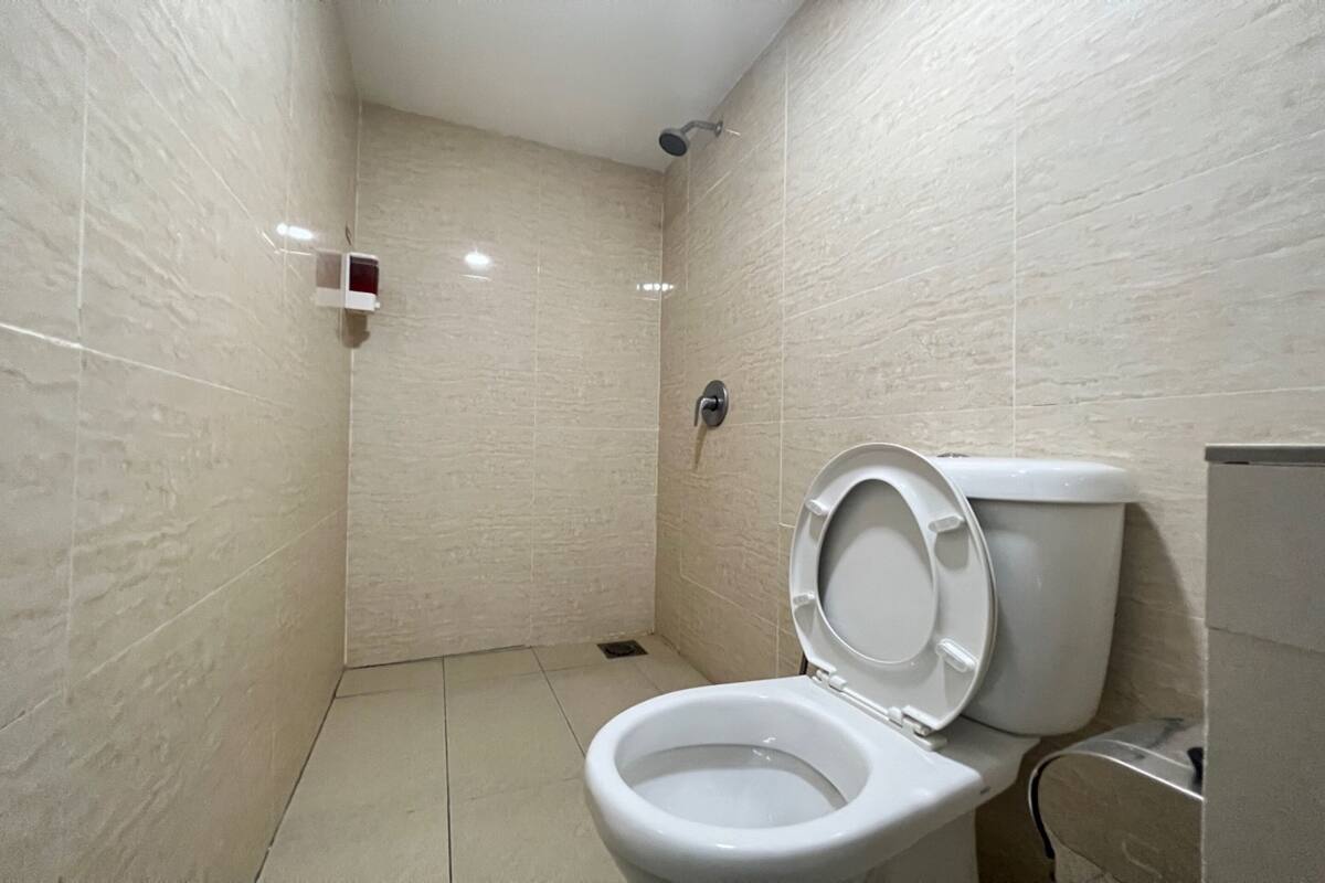 standard double room | bathroom | shower, towels, toilet paper
