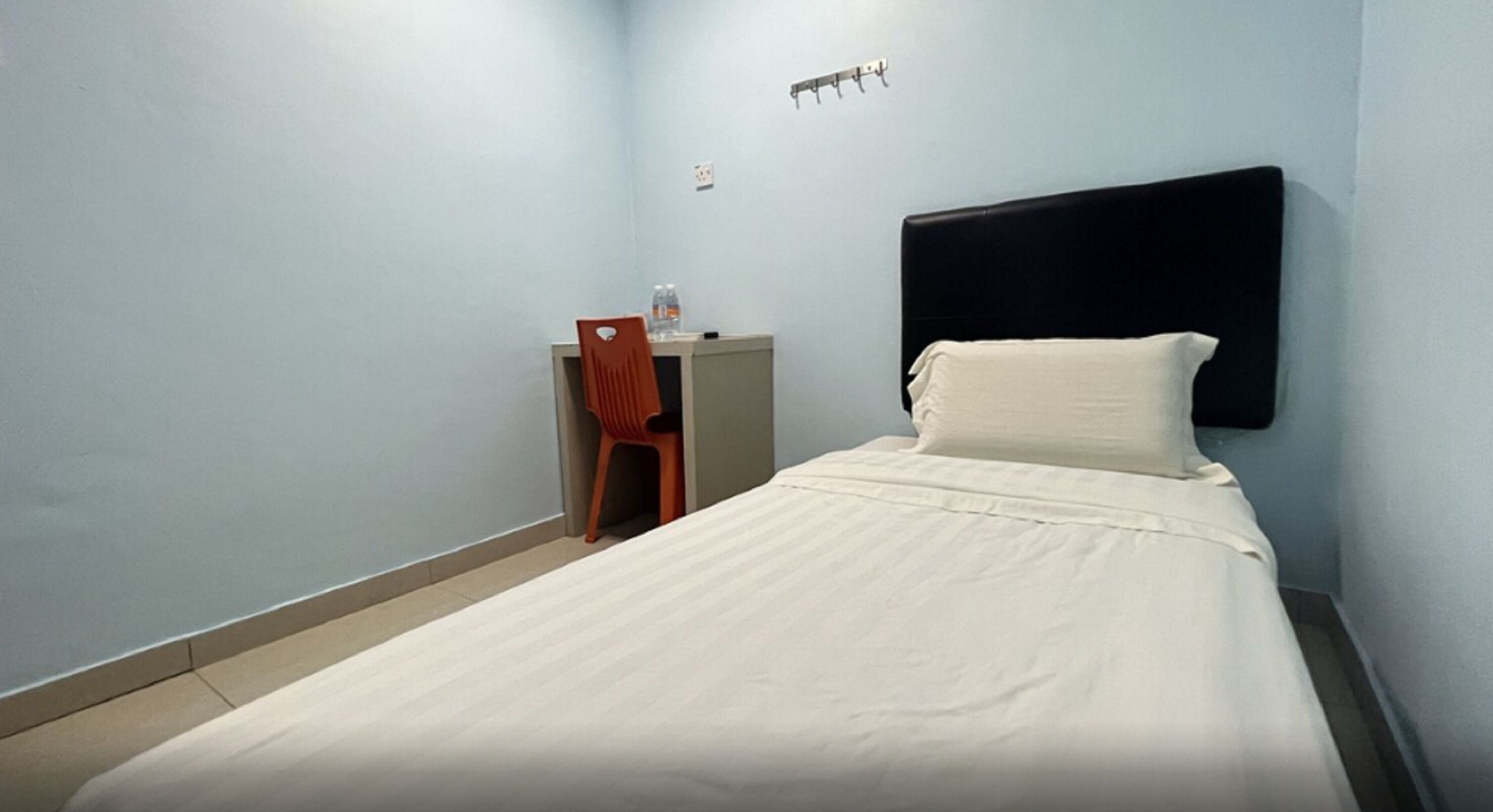 standard single room | bed sheets