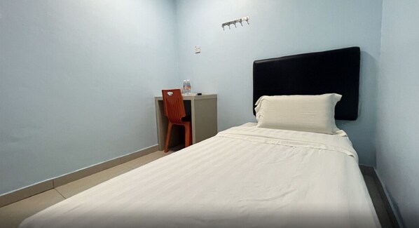A hotel room with a bed, a desk, and a chair. - OYO 90789 Stutong Point (Kuching)