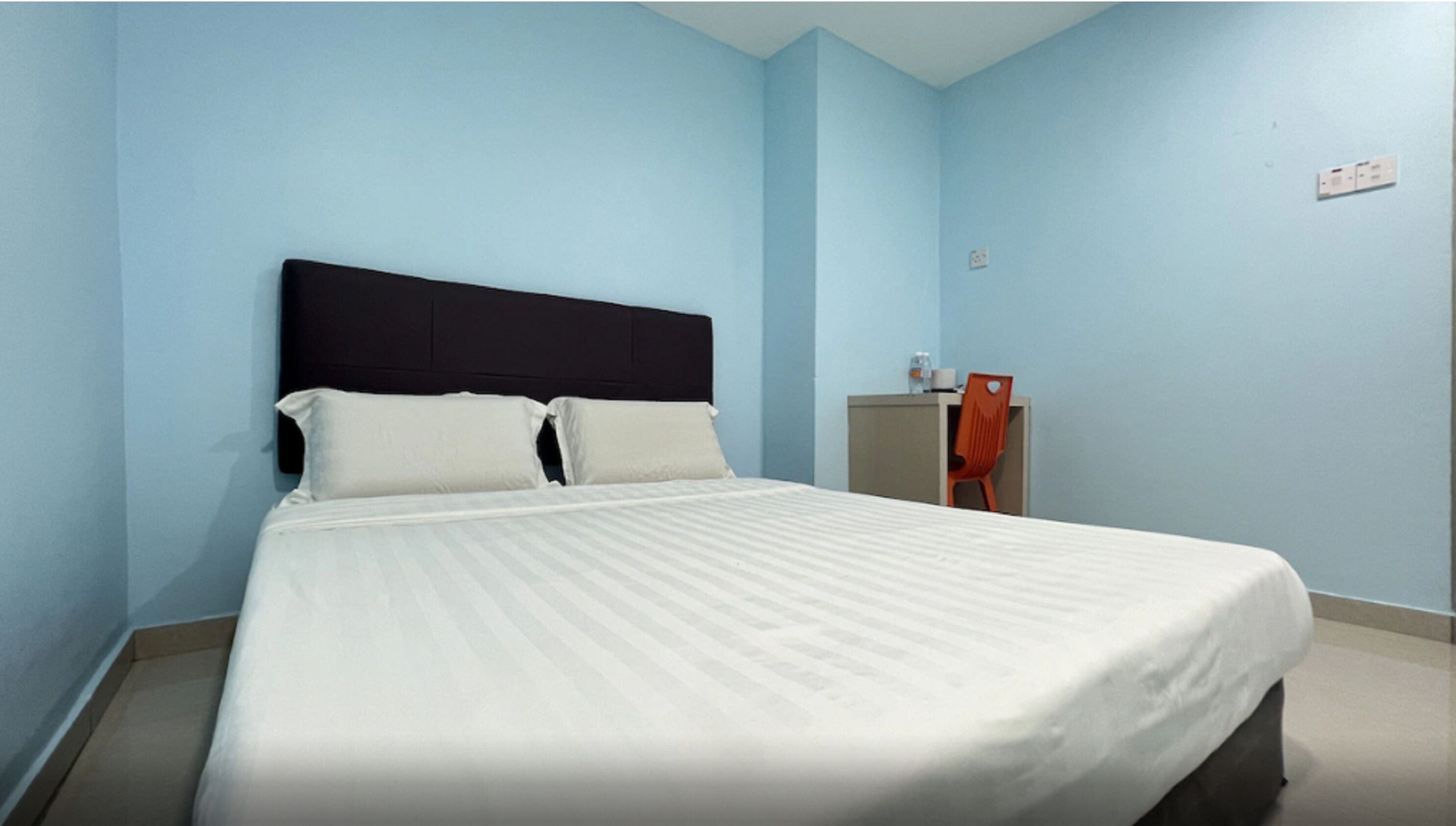 standard double room | bed sheets