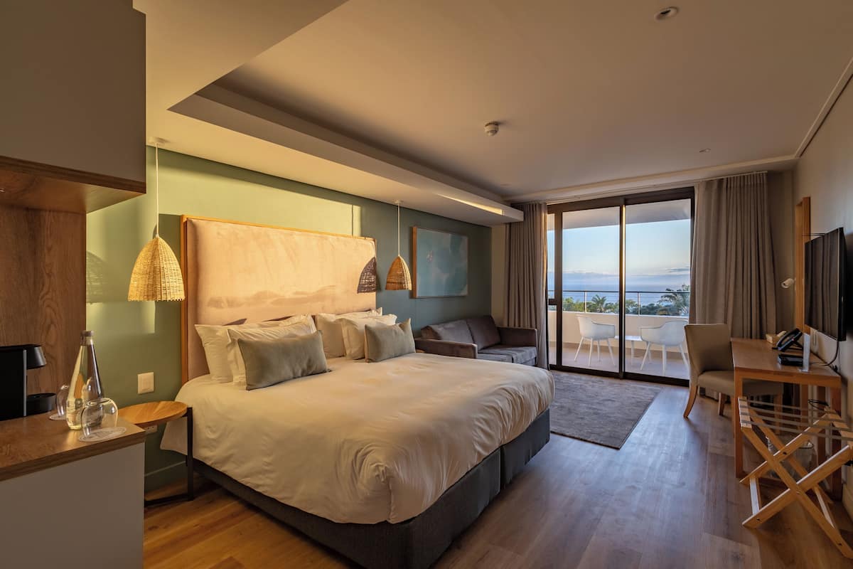 Luxury Suite, Sea View | 1 bilik tidur, peralatan tempat tidur premium, bar mini