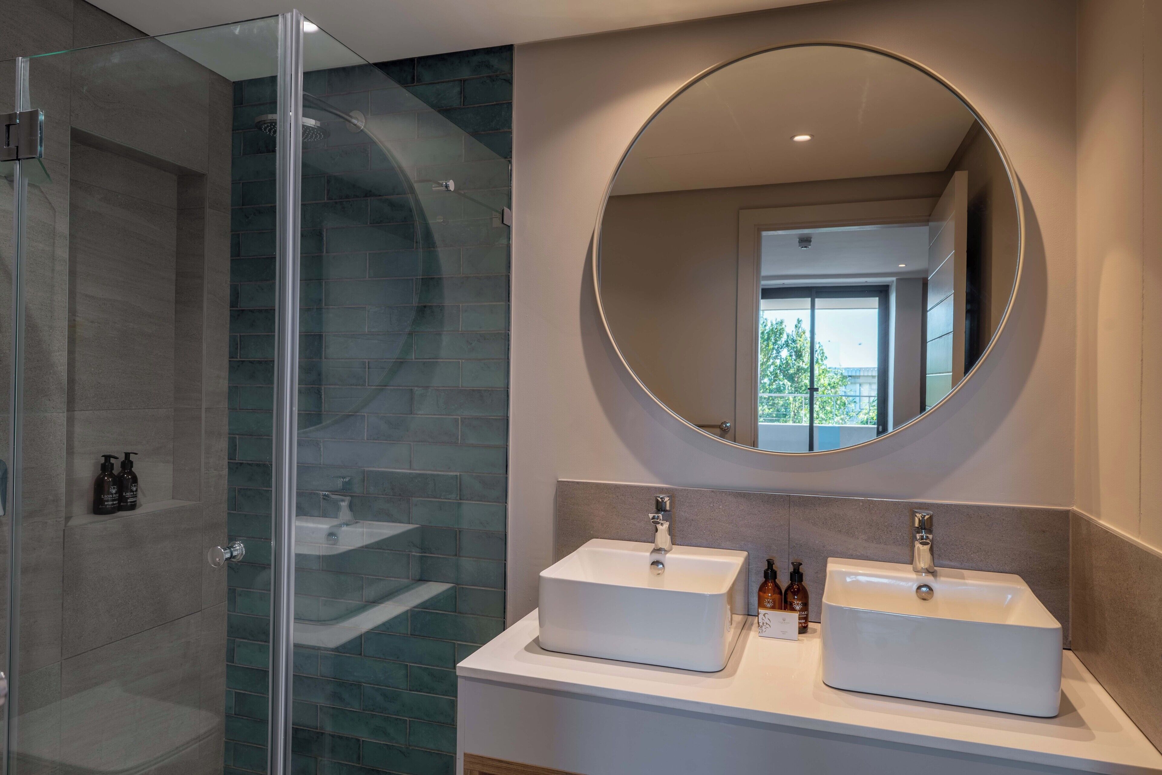 Luxury Suite, City View | Bathroom