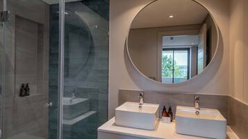 Luxury Suite, City View | Bathroom