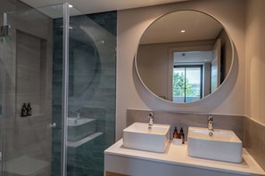 Luxury Suite, City View | Bilik Mandi | Pancuran mandi, kelengkapan dandanan diri percuma, pengering rambut 