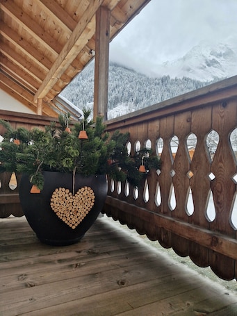 Property grounds. Apartment 'Mitterbruggehof Alpenrose' with Mountain View, Shared Garden and Wi-Fi