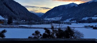 Apartment 'Mitterbruggehof Alpenrose' with Mountain View, Shared Garden and Wi-Fi