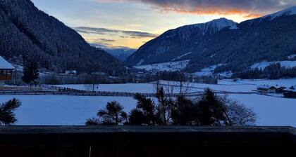 Apartment 'Mitterbruggehof Alpenrose' with Mountain View, Shared Garden and Wi-Fi