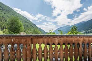 Property grounds - Apartment 'Mitterbruggehof Alpenrose' with Mountain View, Shared Garden and Wi-Fi (Rasun Anterselva)