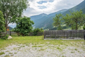 Property grounds - Apartment 'Mitterbruggehof Alpenrose' with Mountain View, Shared Garden and Wi-Fi (Rasun Anterselva)