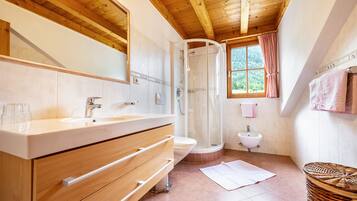 Dusche, Haartrockner, Handtücher