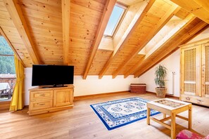 Interior - Apartment 'Mitterbruggehof Berganemone' with Mountain View, Shared Garden and Wi-Fi (Rasun Anterselva)