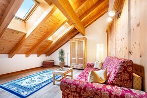 TV - Apartment 'Mitterbruggehof Berganemone' with Mountain View, Shared Garden and Wi-Fi (Rasun Anterselva)