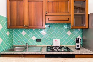 Frigorifero, forno, piano cottura, macchina per tè/caffè