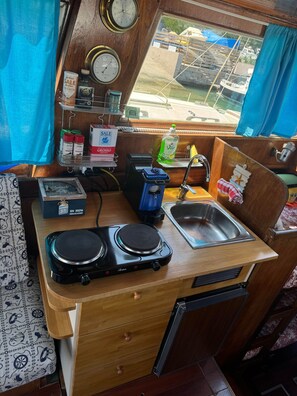 Fridge, stovetop, coffee/tea maker, electric kettle