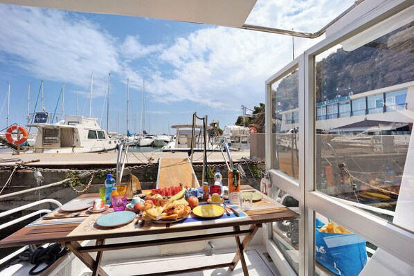 Outdoor dining - Boat 'Aloha Jak's' with Sea View, Wi-Fi and Air Conditioning (Alassio)