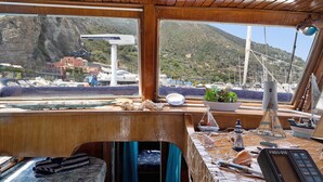 A wooden cabin with a view of a marina and mountains. - Aloha Jak's Boat with Sea View, Wi-Fi, and Air Conditioning (Alassio)