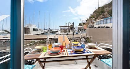 Aloha Jak's Boat with Sea View, Wi-Fi, and Air Conditioning