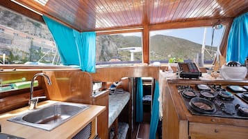 Een koelkast, een kookplaat, een koffiezetapparaat/waterkoker