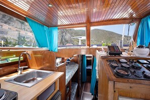 Refrigerador, parrilla de estufa, cafetera y tetera y tetera eléctrica 