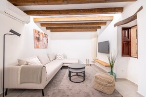 Een moderne woonkamer met een bank, een salontafel en een televisie.