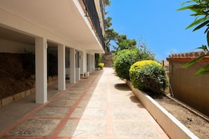 Property grounds - Apartment 'Llafranch Sea' with Sea View, Private Terrace and Wi-Fi (Llafranc)
