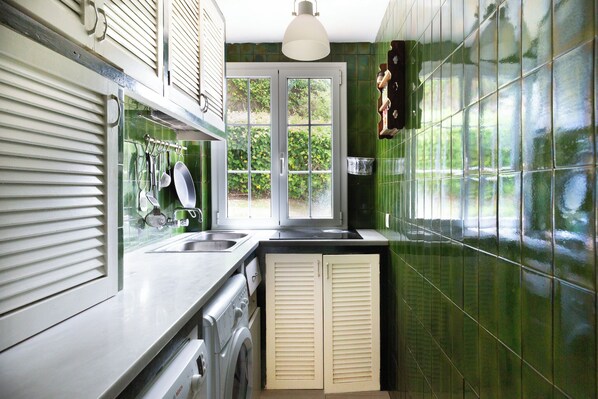 Jääkaappi, mikroaaltouuni, liesi, astianpesukone