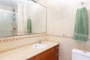 Ducha, secador de pelo, toallas