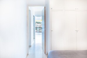 Un couloir menant à un balcon d’où l’on peut admirer les bâtiments.