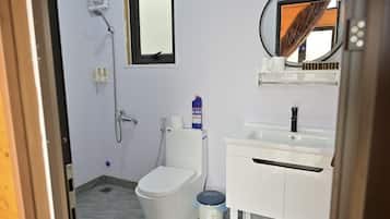 Bangalô luxo | Banheiro | Produtos de toalete de grife, secador de cabelo, bidê, toalhas de banho