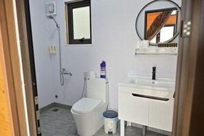 Bungalow Deluxe | Phòng tắm | Đồ dùng nhà tắm được thiết kế riêng, máy sấy tóc, chậu vệ sinh/vòi rửa 