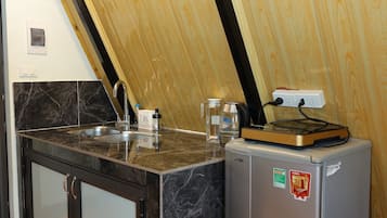 Panoramic Bungalow | Private kitchen | Mini-fridge, stovetop, rice cooker, cookware/dishes/utensils