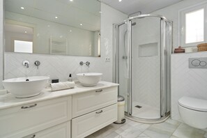 Douche, serviettes fournies