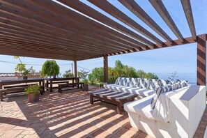 Outdoor dining - Holiday Home 'Casa Mariposa' with Sea View, Wi-Fi and Air Conditioning (Almuñécar)
