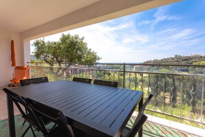 Outdoor dining - Apartment "Le Plein Sud" with Sea View, Wi-Fi and Air Conditioning (Saint-Raphaël)