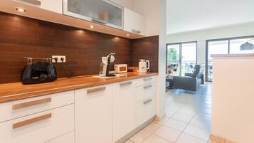 Réfrigérateur, micro-ondes, four, plaque de cuisson