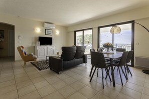 Interior - Apartment "Le Plein Sud" with Sea View, Wi-Fi and Air Conditioning (Saint-Raphaël)