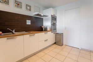 ثلاجة، ميكروويف، فرن، موقد طهي مسطح