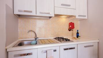 Frigorifero, piano cottura, macchina per tè/caffè